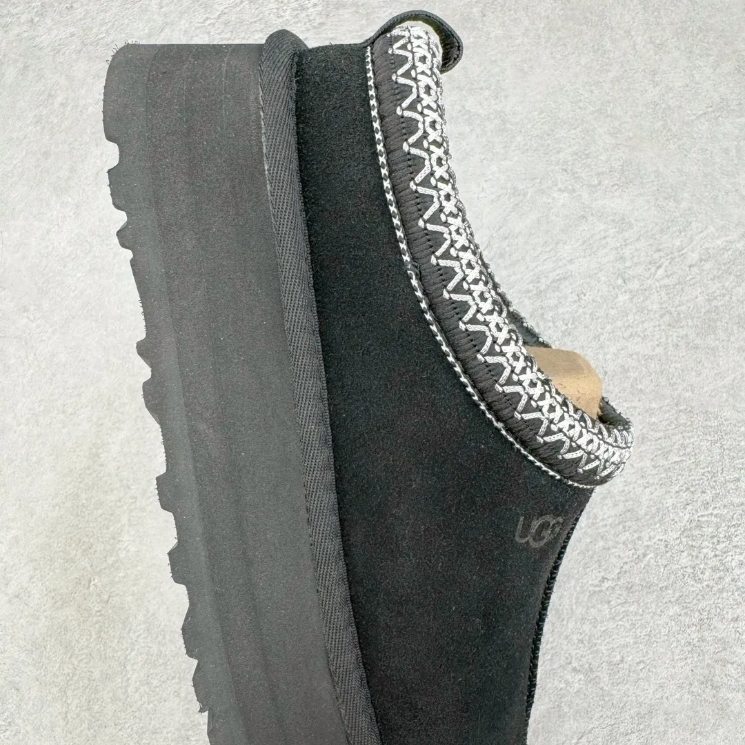 Pick up locally💰520 UGG ethnic style 2553 classic autumn and winter sheep fur all-in-one snow boots. All shoes are made from the same factory as ZP. Longfeng A-grade Australian imported sheep fur all-in-one ethnic style. Brand OEM production line. Fully follow the ZP process. OEM original pattern maker. Adhering to the principle of no original shoes and no development selection. Pay attention to every detail. The most authentic version on the market. TREADLITE "Light Wing" technology outsole. Lightweight/durable/flexible/pile size: 35 36 37 38 39 40 41 42 Coding: by2936060